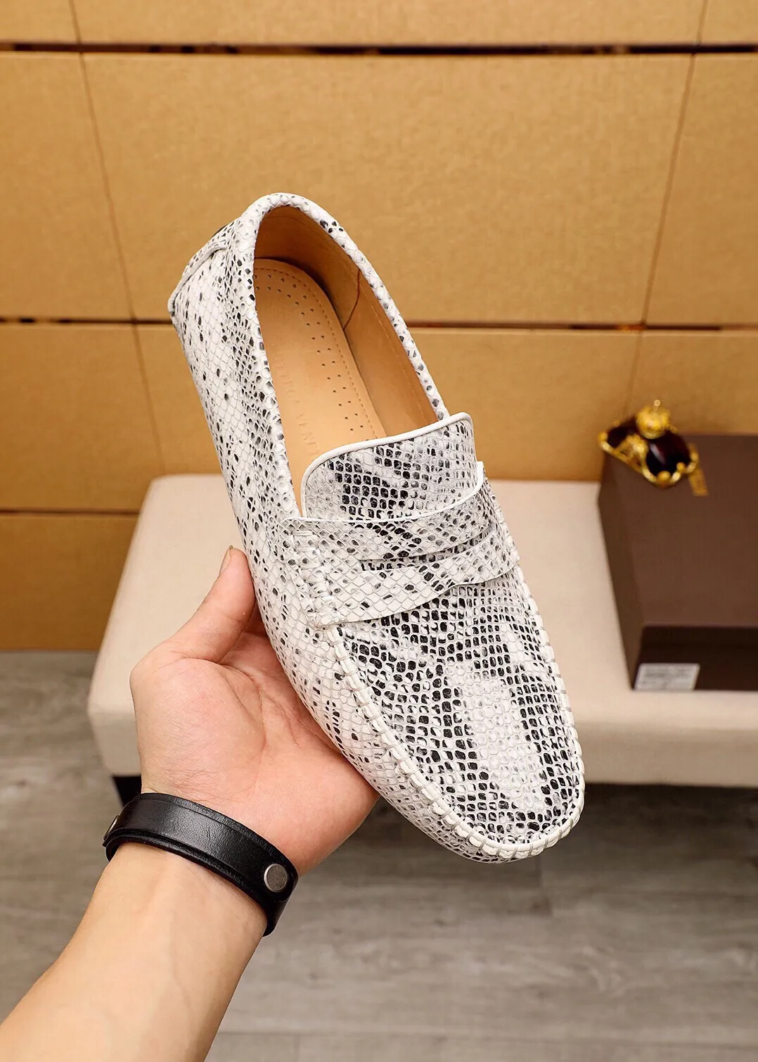Men's Men's Shoes 💰: 480 💰💐 BV Men's Slip-on Shoes® [BOTTEGA VENETA] Official website counter new model, one-to-one mold opening ⚠Italian calfskin ➕Embossed ➕Cow 🐂 leather lining. Driving slip-ons, available at counters, sizes 38～44 (45🉑️customized)